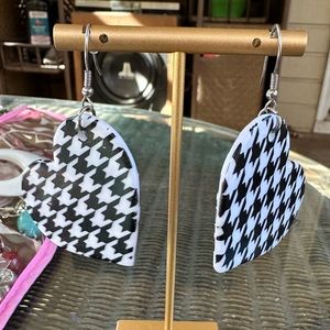 Houndstooth heart earrings
